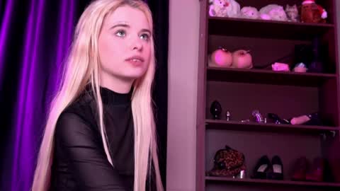 Snapshot of missslola chatting on January 2025 05:16:02 PM Misss Lola Angel online show from January 2025 05:16:02 PM