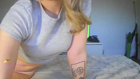 Snapshot of misssophie2004 chatting on September 2025 07:30:02 AM online show from September 2025 07:30:02 AM