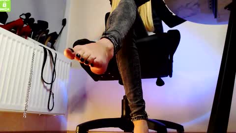 Snapshot of mistress__alice_ chatting on September 2025 05:12:02 PM  Mistress Alice  online show from September 2025 05:12:02 PM