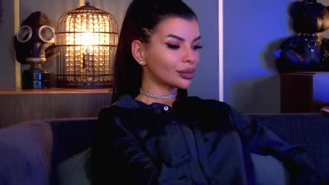 Elenia online show from November 2025 03:47:01 PM