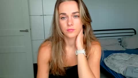 mmminnie online show from October 2025 01:42:02 PM