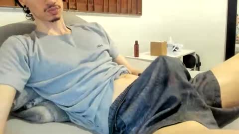 Snapshot of moderdelier chatting on May 2026 01:03:02 AM DigBreed online show from May 2026 01:03:02 AM