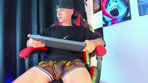 Snapshot of moises_23cm chatting on December 2024 07:32:01 PM moises_23cm online show from December 2024 07:32:01 PM