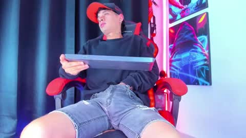 Snapshot of moises_23cm chatting on January 2025 01:32:02 PM moises_23cm online show from January 2025 01:32:02 PM