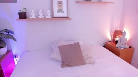 M o L l i E  online show from February 2025 11:42:02 AM