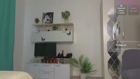 molliblum online show from June 2026 02:19:02 PM
