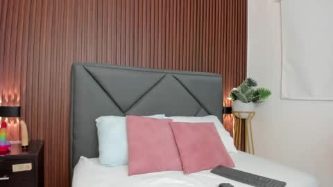 mollylove_ online show from April 2026 06:42:02 PM