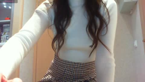 Snapshot of momentbeforedown chatting on February 2025 09:05:02 PM Hailey online show from February 2025 09:05:02 PM