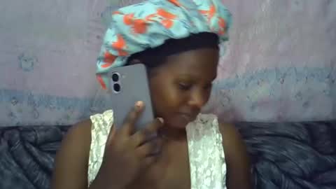 Snapshot of momsdoll chatting on April 2026 07:09:01 AM momsdoll online show from April 2026 07:09:01 AM