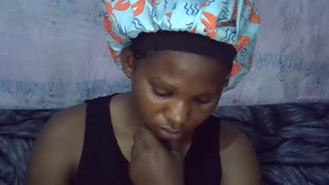 Snapshot of momsdoll chatting on April 2026 06:02:02 AM momsdoll online show from April 2026 06:02:02 AM