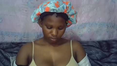 Snapshot of momsdoll chatting on April 2026 06:13:05 AM momsdoll online show from April 2026 06:13:05 AM