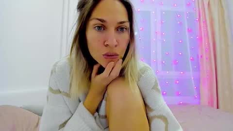 Snapshot of mona_cruz chatting on December 2024 08:18:02 PM Mona online show from December 2024 08:18:02 PM