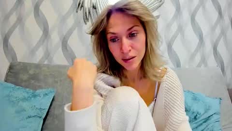 Snapshot of mona_cruz chatting on February 2025 04:59:02 PM Mona online show from February 2025 04:59:02 PM