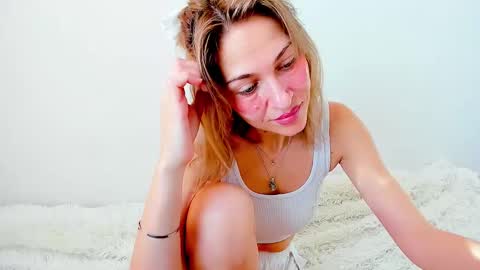 Snapshot of mona_cruz chatting on March 2025 05:22:02 AM Mona online show from March 2025 05:22:02 AM