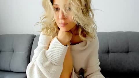 Snapshot of mona_cruz chatting on October 2025 06:45:01 AM Mona online show from October 2025 06:45:01 AM