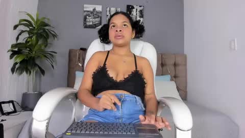 Snapshot of monica_robles_ chatting on April 2026 08:09:01 PM monica_robles_ online show from April 2026 08:09:01 PM