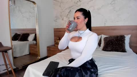 Snapshot of moniquemilff chatting on February 2025 09:05:02 PM Monique online show from February 2025 09:05:02 PM