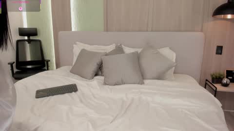 Snapshot of moniquemilff chatting on November 2025 09:25:02 PM Monique online show from November 2025 09:25:02 PM