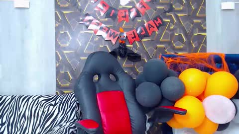 moon_and_fire_ online show from October 2025 04:29:02 AM