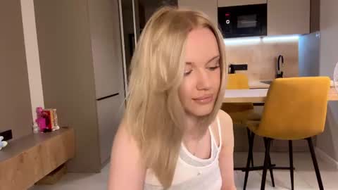 Snapshot of moonavellle_ chatting on July 2026 09:17:01 PM moonavellle_ online show from July 2026 09:17:01 PM