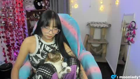 Snapshot of moonlady_ chatting on April 2026 01:25:01 AM MOON online show from April 2026 01:25:01 AM