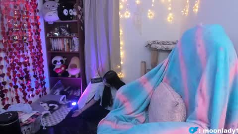 Snapshot of moonlady_ chatting on April 2026 11:33:02 PM MOON online show from April 2026 11:33:02 PM