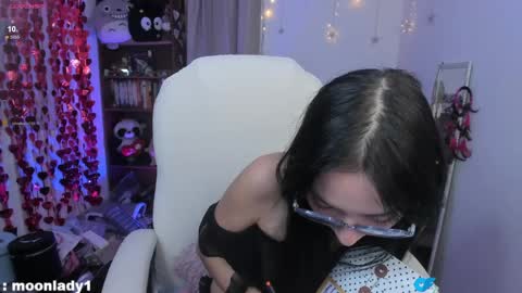 Snapshot of moonlady_ chatting on May 2026 01:57:01 AM MOON online show from May 2026 01:57:01 AM