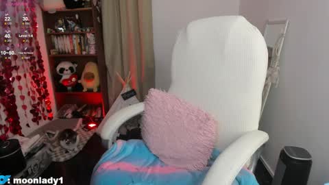 Snapshot of moonlady_ chatting on May 2026 04:30:01 AM MOON online show from May 2026 04:30:01 AM