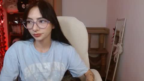 Snapshot of moonlady_ chatting on May 2026 03:35:01 AM MOON online show from May 2026 03:35:01 AM
