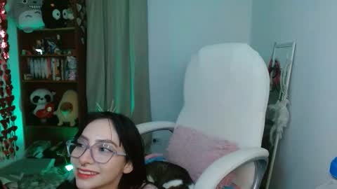 Snapshot of moonlady_ chatting on May 2026 04:10:02 AM MOON online show from May 2026 04:10:02 AM