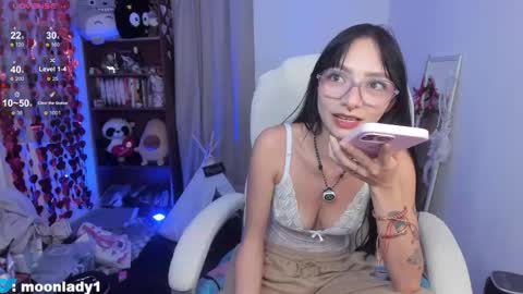 Snapshot of moonlady_ chatting on May 2026 01:14:01 AM MOON online show from May 2026 01:14:01 AM