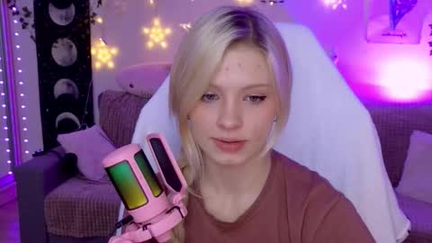 Mia   online show from October 2025 05:25:02 PM