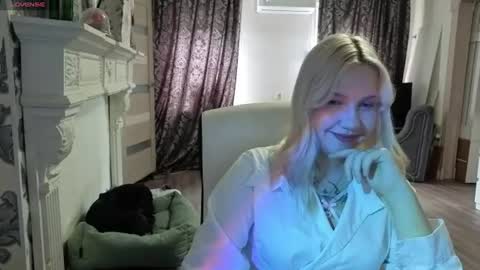 Snapshot of moonshy_ chatting on July 2026 07:39:02 AM Margo online show from July 2026 07:39:02 AM