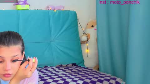 Snapshot of moto_ponchik chatting on May 2026 06:07:02 AM Kris online show from May 2026 06:07:02 AM