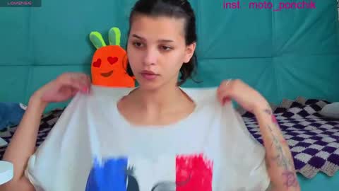 Snapshot of moto_ponchik chatting on May 2026 05:38:02 AM Kris online show from May 2026 05:38:02 AM