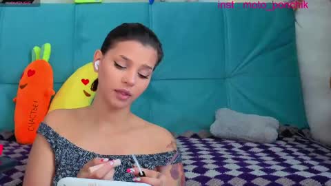 Snapshot of moto_ponchik chatting on May 2026 05:04:02 AM Kris online show from May 2026 05:04:02 AM