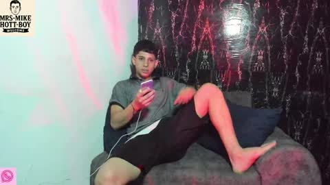 mr_mikehott_8 online show from December 2025 03:45:02 AM