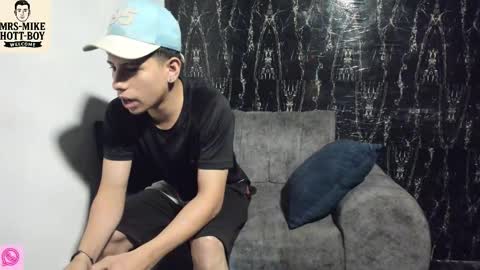 mr_mikehott_8 online show from December 2025 03:55:01 AM