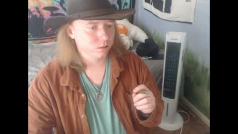 mr_strawberry online show from March 2026 06:18:02 PM