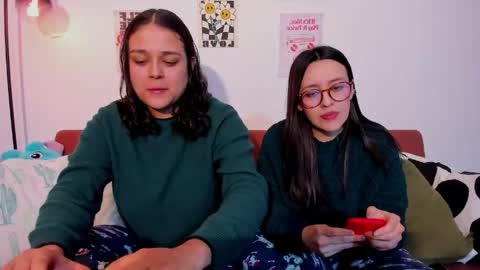 Snapshot of mrbuu_ chatting on April 2026 04:59:02 AM Laura online show from April 2026 04:59:02 AM