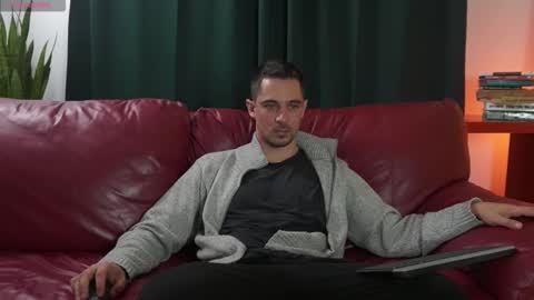 Snapshot of mrgreeneyes01 chatting on September 2025 05:18:01 PM juan luis online show from September 2025 05:18:01 PM