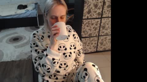 Snapshot of mrsluck chatting on March 2026 06:43:01 PM Sasha online show from March 2026 06:43:01 PM