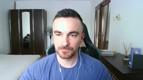 Snapshot of mu5clemania chatting on May 2026 10:42:02 AM Victor online show from May 2026 10:42:02 AM