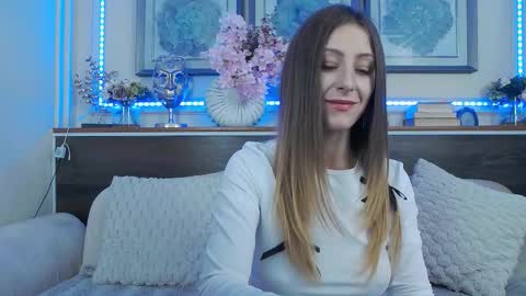 Luna  online show from September 2025 07:05:01 PM