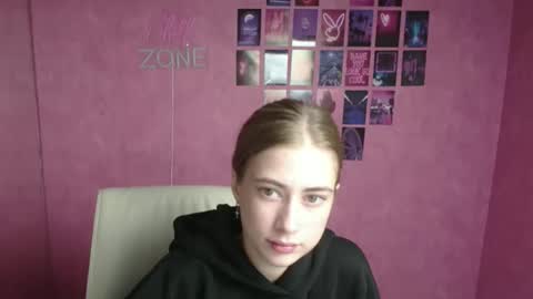 Emelie online show from October 2025 05:41:01 AM