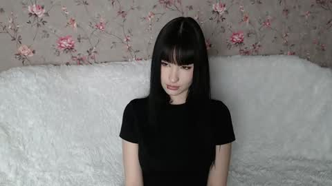 Naemi online show from April 2026 03:37:01 PM