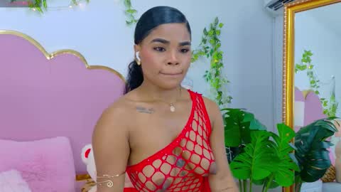 NahiaraReina  online show from November 2025 05:00:01 PM