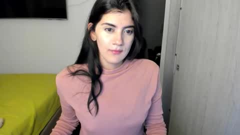 independent model online show from December 2025 03:56:01 AM