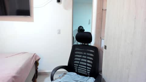 independent model online show from December 2025 01:47:01 AM