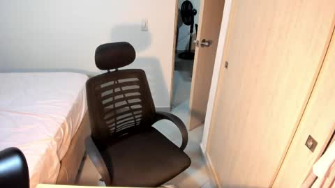 independent model online show from April 2026 05:30:01 AM